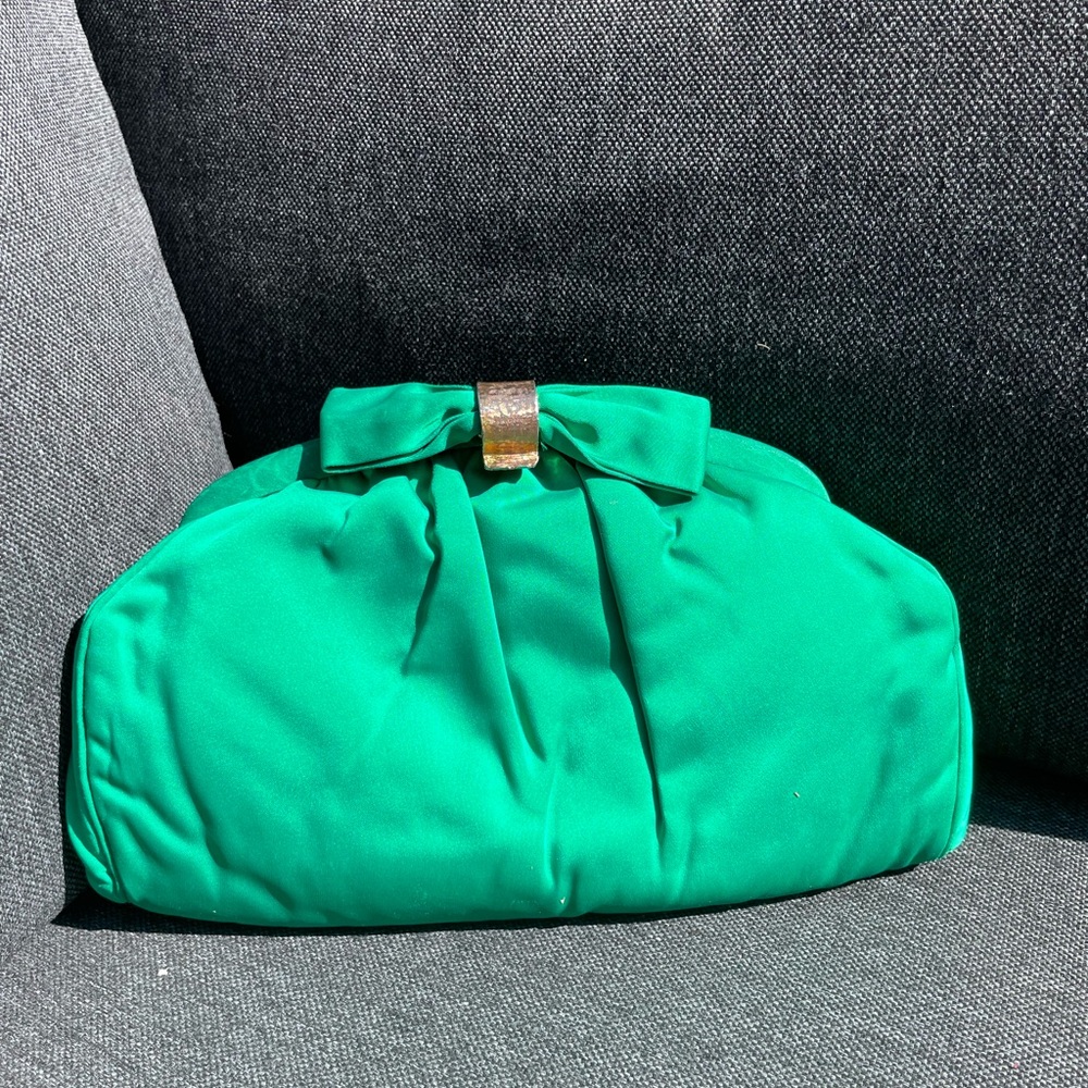Vintage satin kelly green clutch with gold clasp
